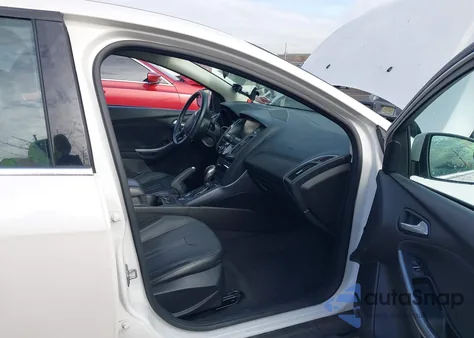 2014 Ford Focus Titanium из США, поврежденный, VIN 1FADP3J26EL187951